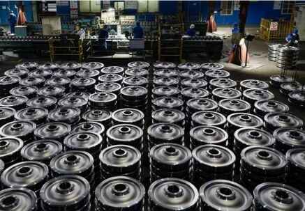 عجلات الفولاذ الثقيلة المزودة ببناء الفولاذ المعالجة بالحرارة مثالية للتعامل مع الأحمال الثقيلة والنقل الصناعي