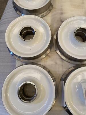 عجلات السكك الحديدية الصلبة المعدة بدقة مصممة لضمان التشغيل السلس وتعزيز المتانة في أنظمة النقل بالسكك الحديدية