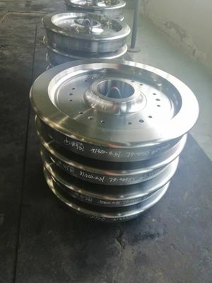 عجلات السكك الحديدية الصلب الضغط تزوير 42CrMo 4140 60E المواد OEM