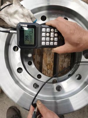 عجلات السكك الحديدية الفولاذية الصغيرة ISO 1450mm قطرها 150-560HB صلابة